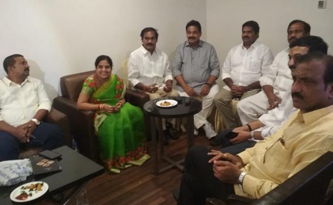 నేతలను బతిమలాడుకుంటున్న చంద్రబాబు