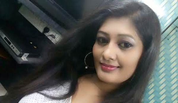 నా ఇంటిమేట్ వీడియోలు లీక్ చేస్తానంటున్నాడు