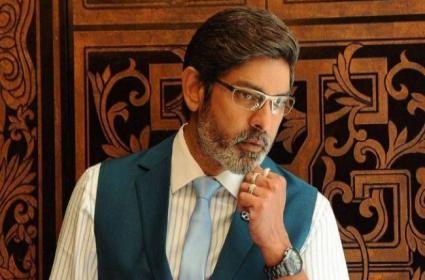 బాబు సినిమాలో జగపతి బాబు లేడా !