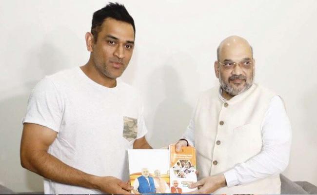 బిజెపిలోకి ధోని…పావులు కదుపుతున్న నాయకత్వం