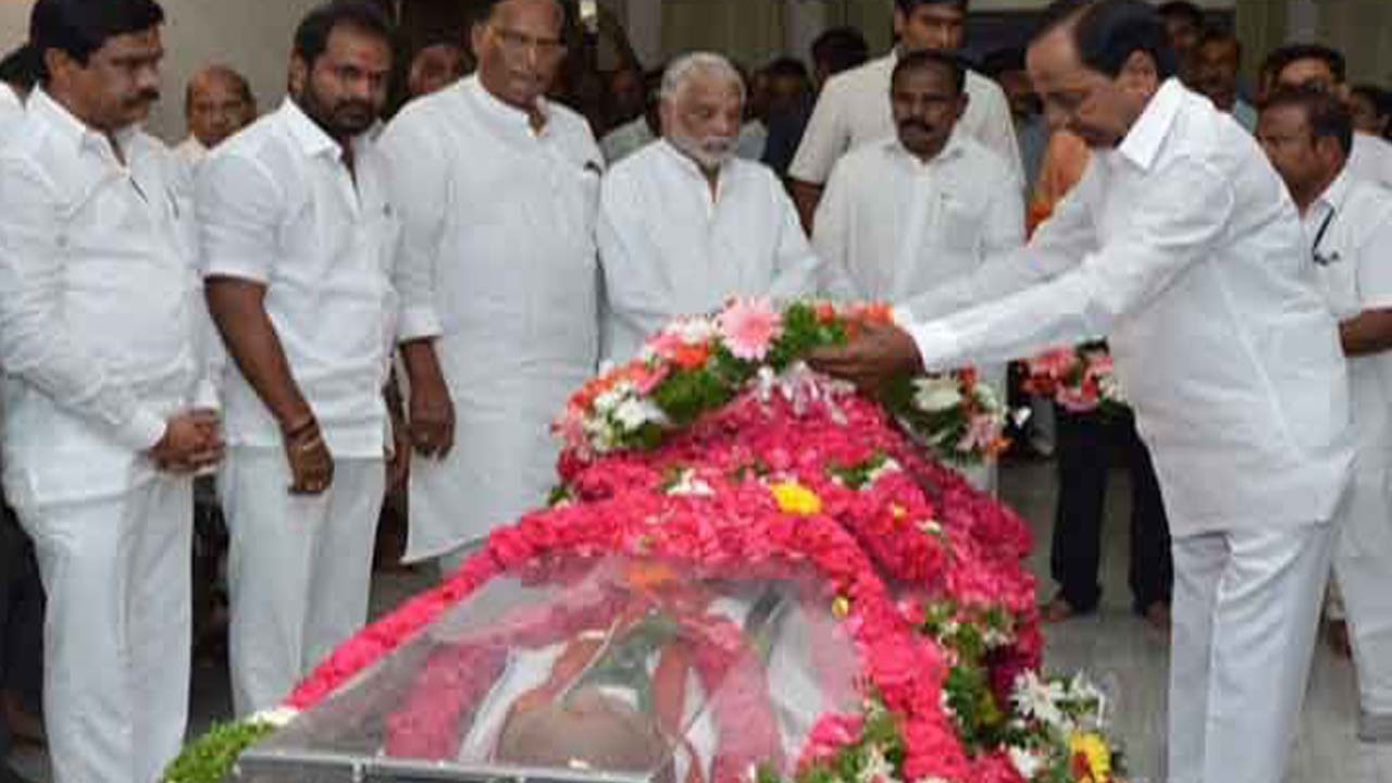 జైపాల్ రెడ్డి భౌతిక కాయాన్ని సందర్శించిన కేసీఆర్