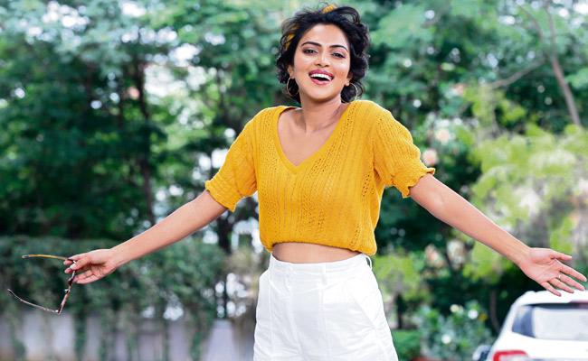 ఏంటా పనులు? అమలాపాల్‌పై పోలీస్ లకు ఫిర్యాదు