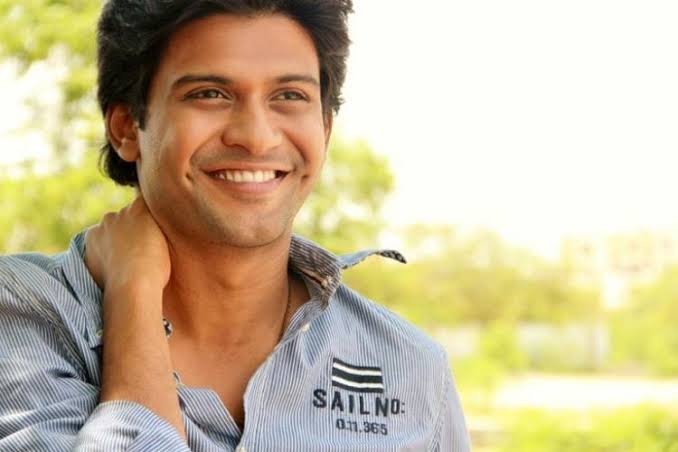 Agent Navin signs his next with big banners