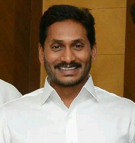 జగన్ ఫొటో పెట్టేందుకు ఒప్పుకోవటం లేదట