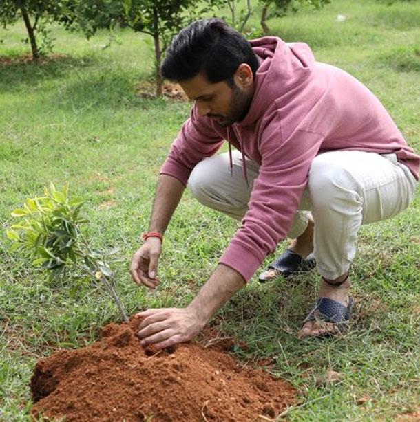 కేటీఆర్ బ‌ర్త్‌డే రోజున మొక్క నాటిన హీరో నితిన్