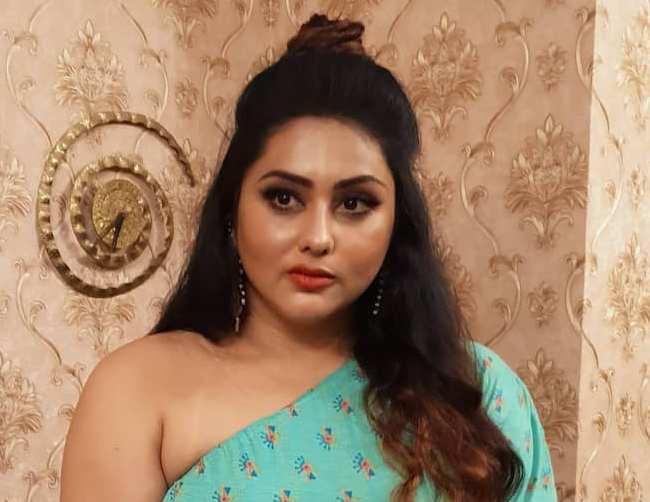 బాలయ్య సినిమాలో మళ్ళీ  నమిత,క్యారక్టర్ తెలిసే కమిటైందా?