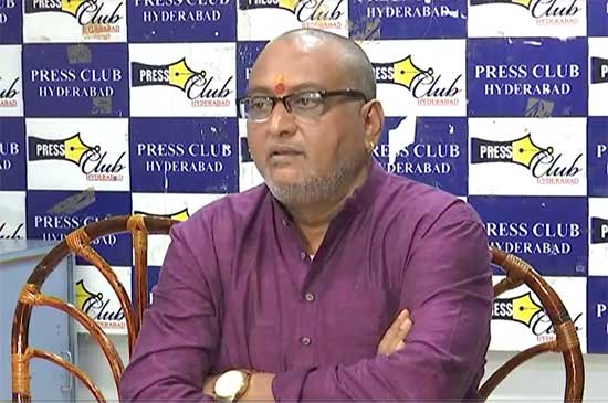 దర్శకేంద్రుడుని  టార్గెట్ చేస్తున్న పృథ్వీ, ఏం జరిగింది?