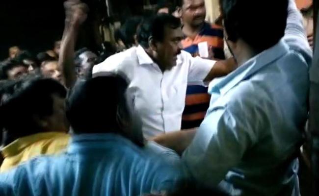 పోలిస్టేషన్ పైనే ఎంఎల్ఏ దాడి