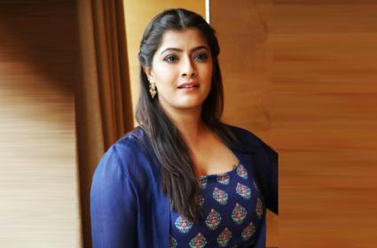 వరుస హిట్ సినిమాలను అందుకున్న వరలక్ష్మి… భారీగా రెమ్యూనరేషన్ పెంచేసిన జయమ్మ?