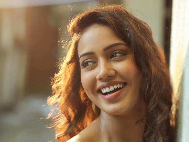 గ్లామర్ పాత్రలకు సై అంటున్న కొత్త హీరోయిన్