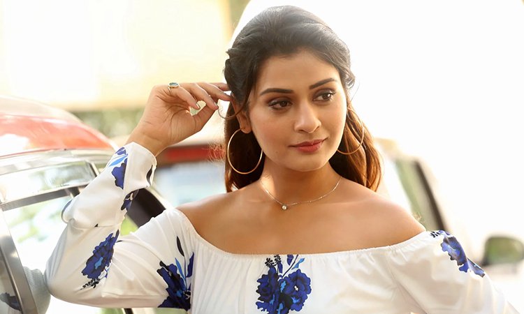 మంచం ఎక్కేటప్పుడు కండోమ్ అవసరం అంటోంది