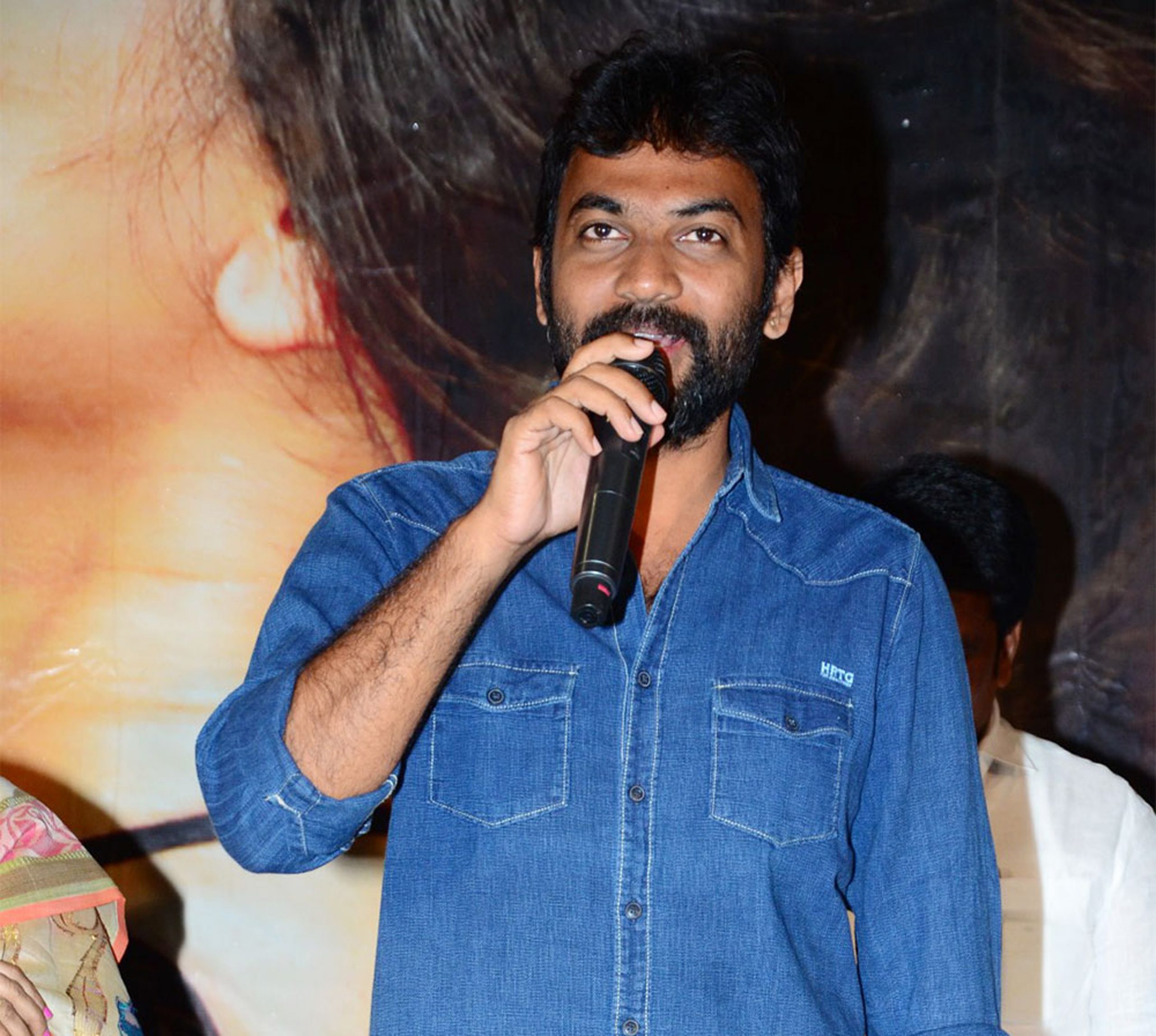 ఆ డైరెక్ట‌ర్‌కి లేడీ అసిస్టెంట్ డైరెక్ట‌ర్‌కి లింకు ఉంది అంటున్న‌హీరో