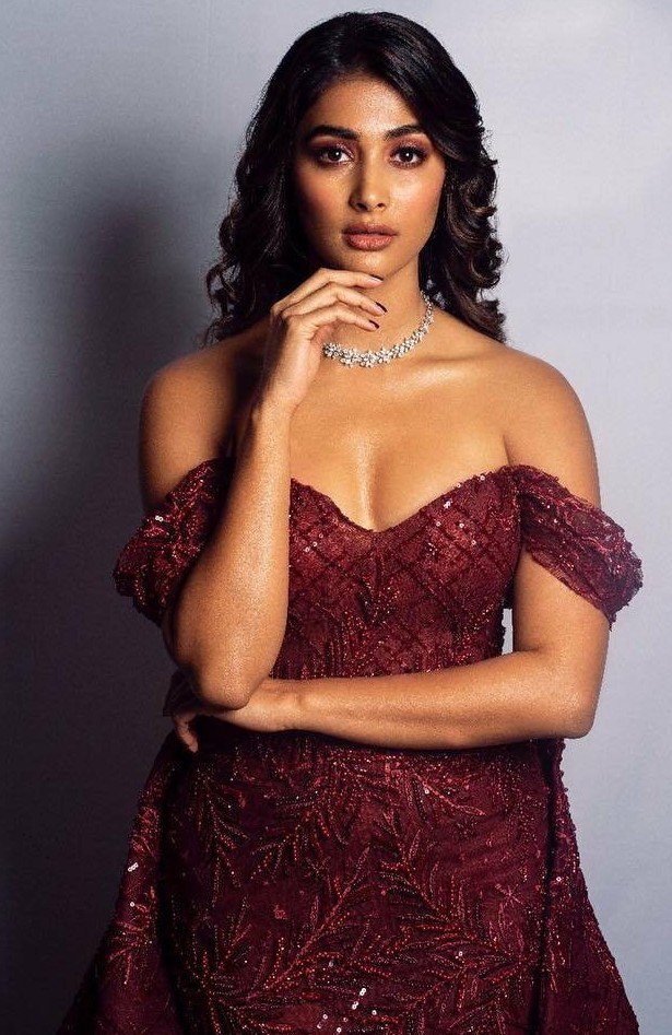 పూజహెగ్డే కు  హీరోల భజన మరీ ఎక్కువైంది!