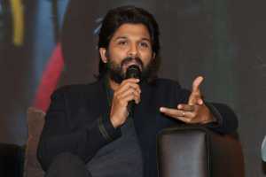 టిల్ లుక్: `పుష్ప` మాసీ ర‌గ్గ్ డ్