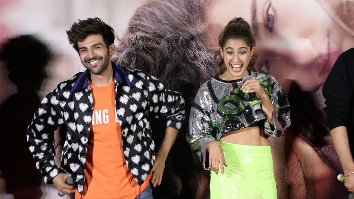 ట్రైల‌ర్ టాక్: పెద‌వి ముద్దుల్లో మునిగిన‌ స్టార్ డాట‌ర్