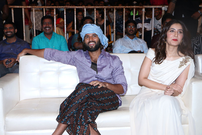 లుంగీ, త‌ల‌పాగాతో రౌడీ మ‌ళ్లీ ఫిదా చేశాడు!