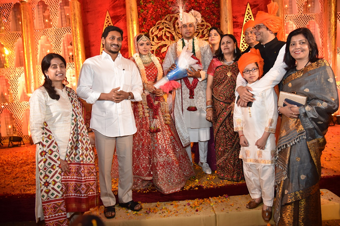 లక్నోలో పెళ్ళికి హాజరైన ముఖ్యమంత్రి జగన్. ఎవరీ రిషి?