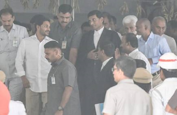 జగన్మోహన్ రెడ్డిని వెంటాడుతున్న కోర్టు కేసులు