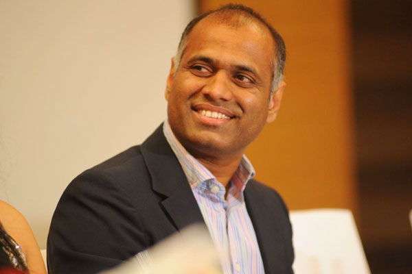 పీవీపీ వెంట పోలీసులు..ఆయ‌న ఆఫీస్ ల‌పై నిఘా!