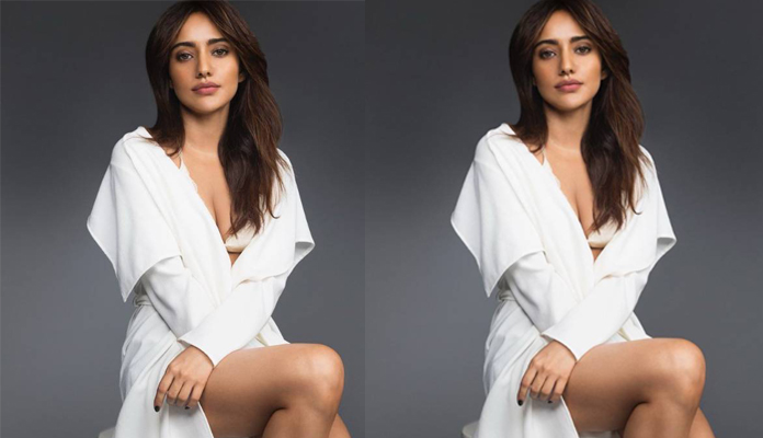 రామ్‌చ‌ర‌ణ్ హీరోయిన్ హాట్ ట్రీట్‌!