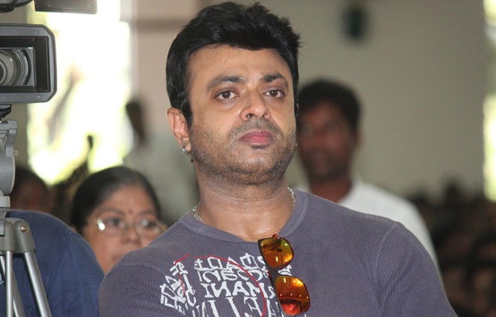 న‌టుడిపై మాన‌వ క‌రోనా దాడి.. అస‌లేమైంది?