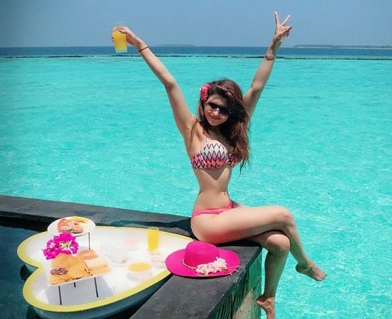 ఊర్వశి పూల్ సైడ్ బికినీ ట్రీట్