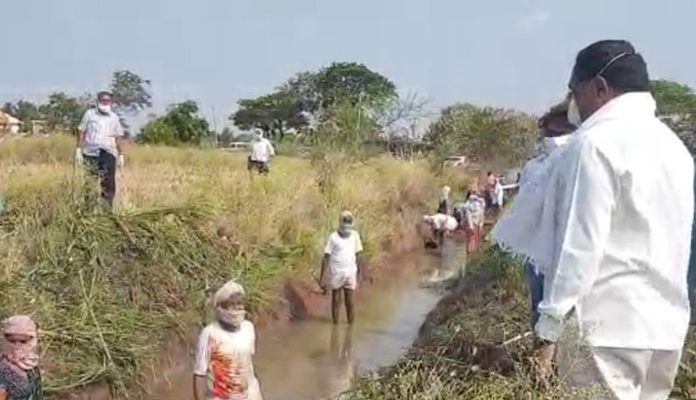 ఉపాధీ హామీ కూలీలు... ఓ మంత్రి ముచ్చట..!