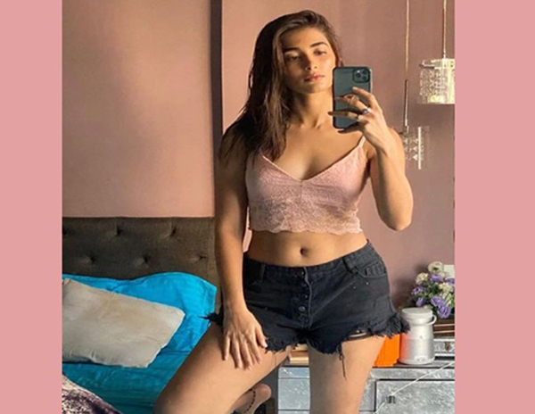 క్వారెంటైన్‌టైమ్ లో సెల్ఫీతో హీటు పెంచుతున్న పూజ హెగ్డే!