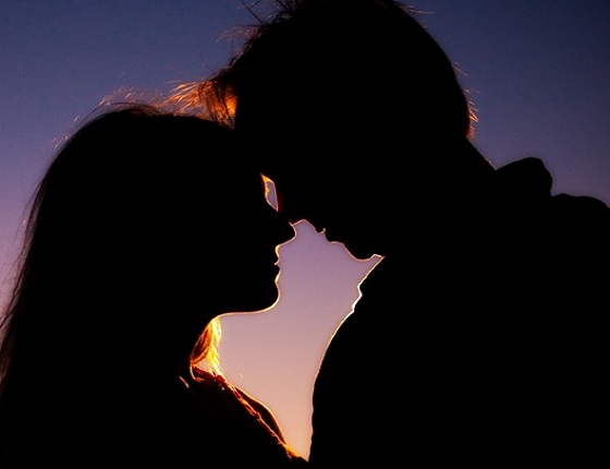 సీనియ‌ర్ డైరెక్ట‌ర్ తో హాట్ హీరోయిన్ ఎఫైర్ క‌హానీ