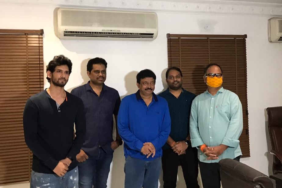 రామ్ గోపాల్ వర్మ ఆవిష్కరించిన “వాళ్లిద్దరి మధ్య ” లిరికల్ వీడియో సాంగ్