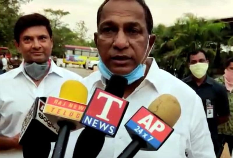 బిల్డ‌ప్ మంత్రి బోడి లింగం ఊడిపోయింది!