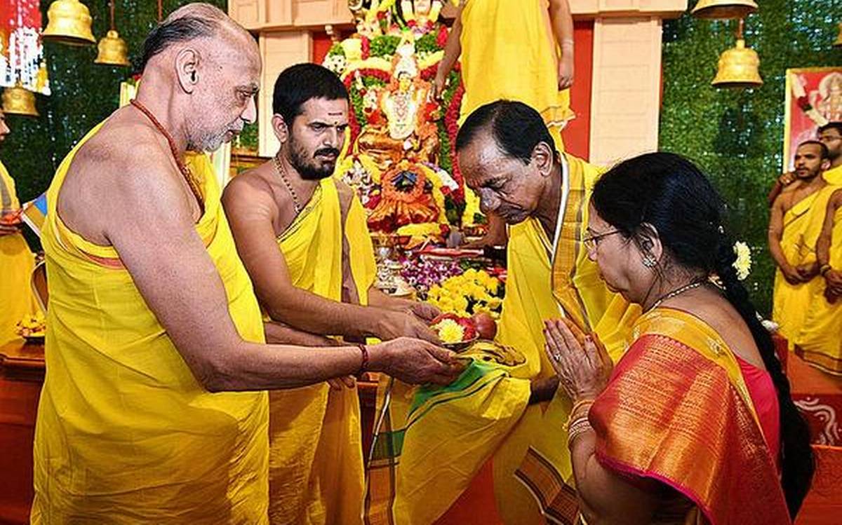 కేసీఆర్‌ దంపతులకు వేదాశ్వీరచనం !