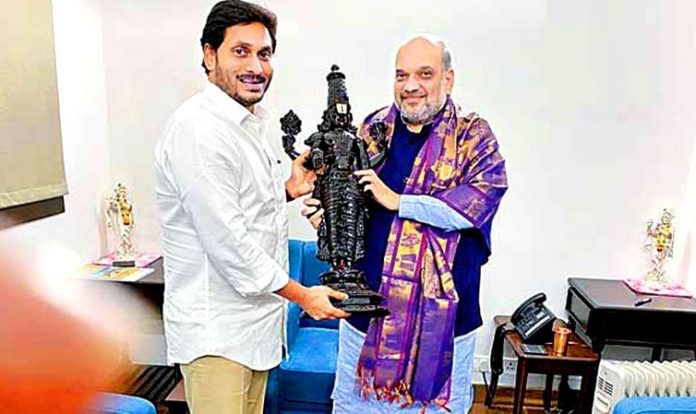 ఆంధ్రాలో అందరి కళ్ళు హస్తిన వైపే !