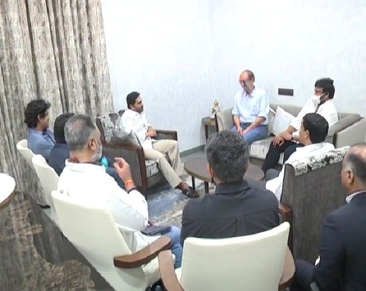 సీఎం జ‌గ‌న్-టాలీవుడ్ పెద్ద‌ల భేటీలో చ‌ర్చ‌కొచ్చిన అంశాలివే