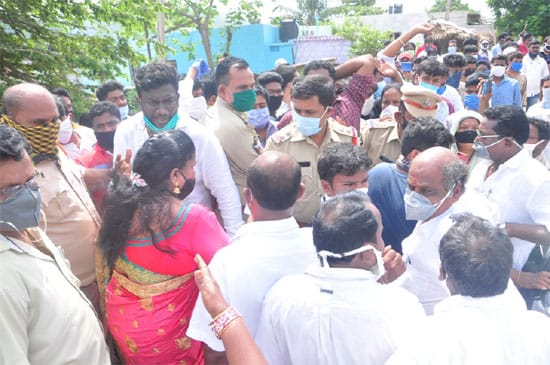 విశాఖ‌ తూర్పు ఎమ్మెల్యేపై రాళ్ల దాడి