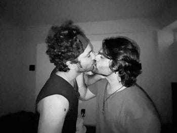 ఆ హీరో-డైరెక్ట‌ర్ తేడాగాళ్లు? అందుకే లిప్ లాక్!