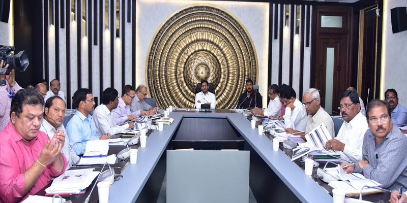 మీటింగ్ పెట్టి బుజ్జగిస్తారా.. క్లాస్ పీకుతారా ?