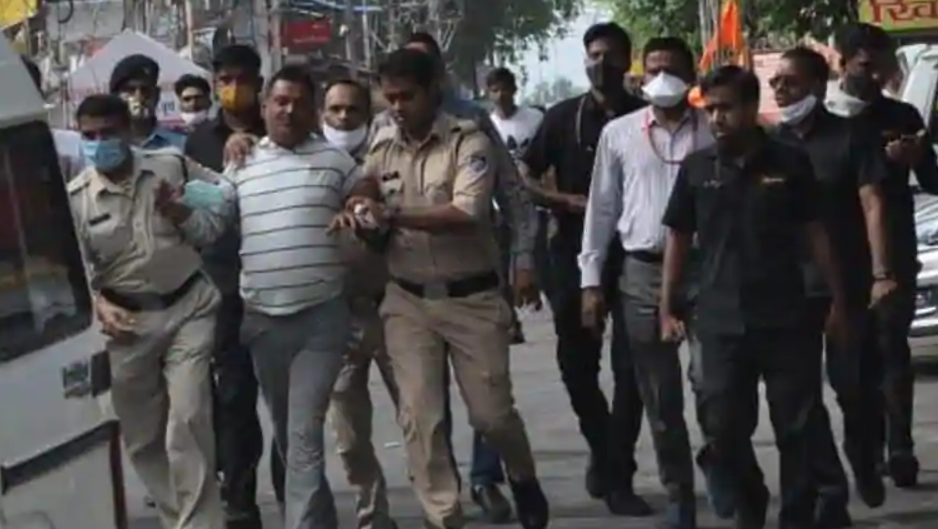 మోస్ట్ వాంటెడ్ ‘వికాస్ దూబే’ దొరికాడు.. అది కూడ గుడిలో 