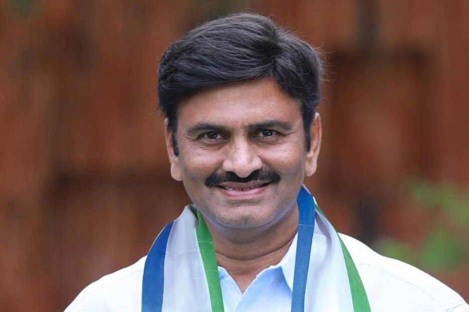 సర్వశక్తులు ఒడ్డి ఆయన్ను హీరోని చేసిన వైకాపా 