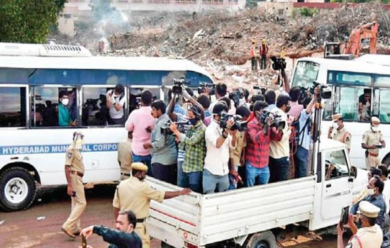 సోషల్ డిస్టెన్స్ అంటే గిదేనా కేసీఆర్ సాబ్..! 