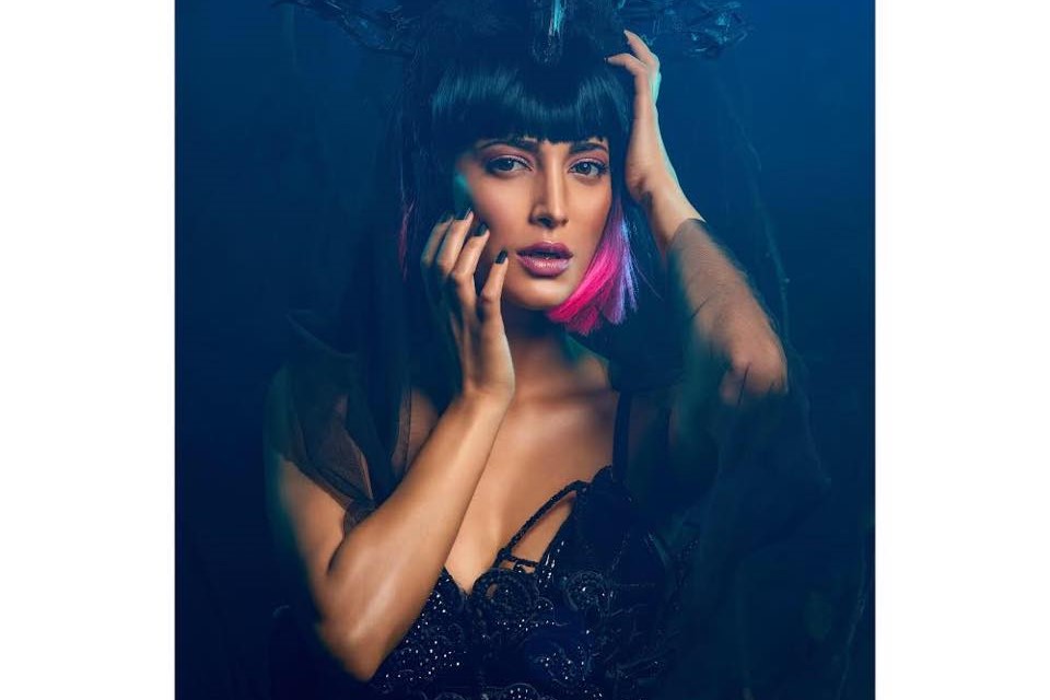 JFW క‌వ‌ర్: శ్రుతి సెల్ఫ్‌ క్రియేటివిటీ చూశారా?