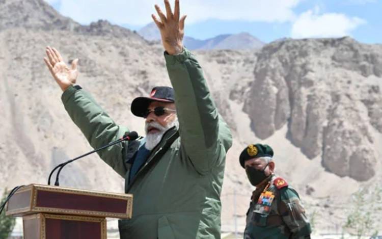 ల‌ద్దాఖ్ లో మోదీ..చైనా గుండెల్లో రైళ్లు