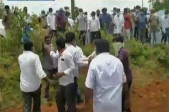 మ‌ళ్లీ శ్రీకాకుళంలో త‌న్నుకున్న వైకాపా నాయ‌కులు