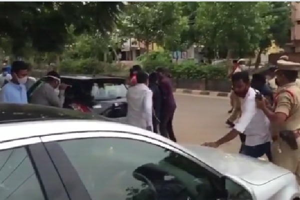 బీజేపీ ఎంపీపై కోడిగుడ్ల‌తో తెగ‌బ‌డ్డ టీఆర్ ఎస్ కార్య‌క‌ర్త‌లు