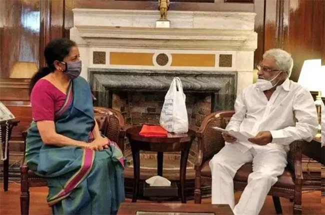 What did YV.Subba Reddy give to Union Minister