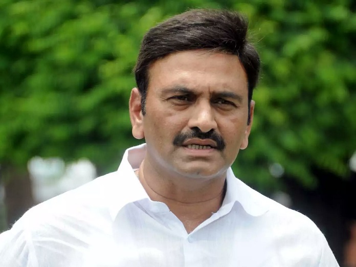 రాజుగారి సెక్యూరిటీ ఫోటో వైసీపీకి కౌంటర అనుకోవాలా !