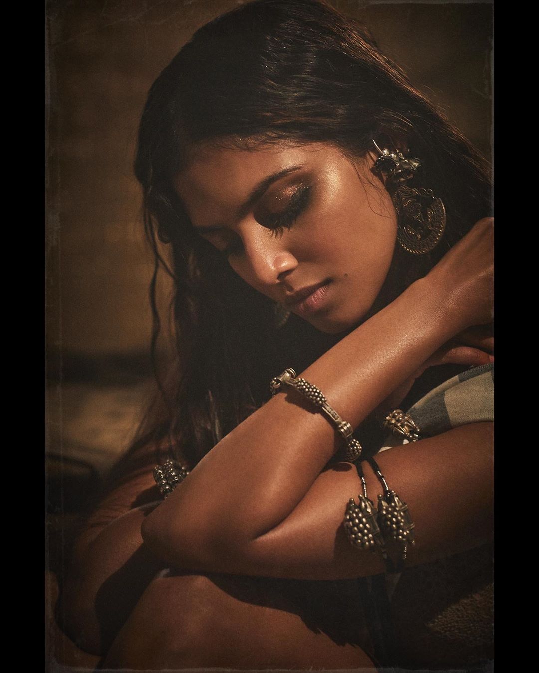 Malavika Mohanan Hot Pics in Saree