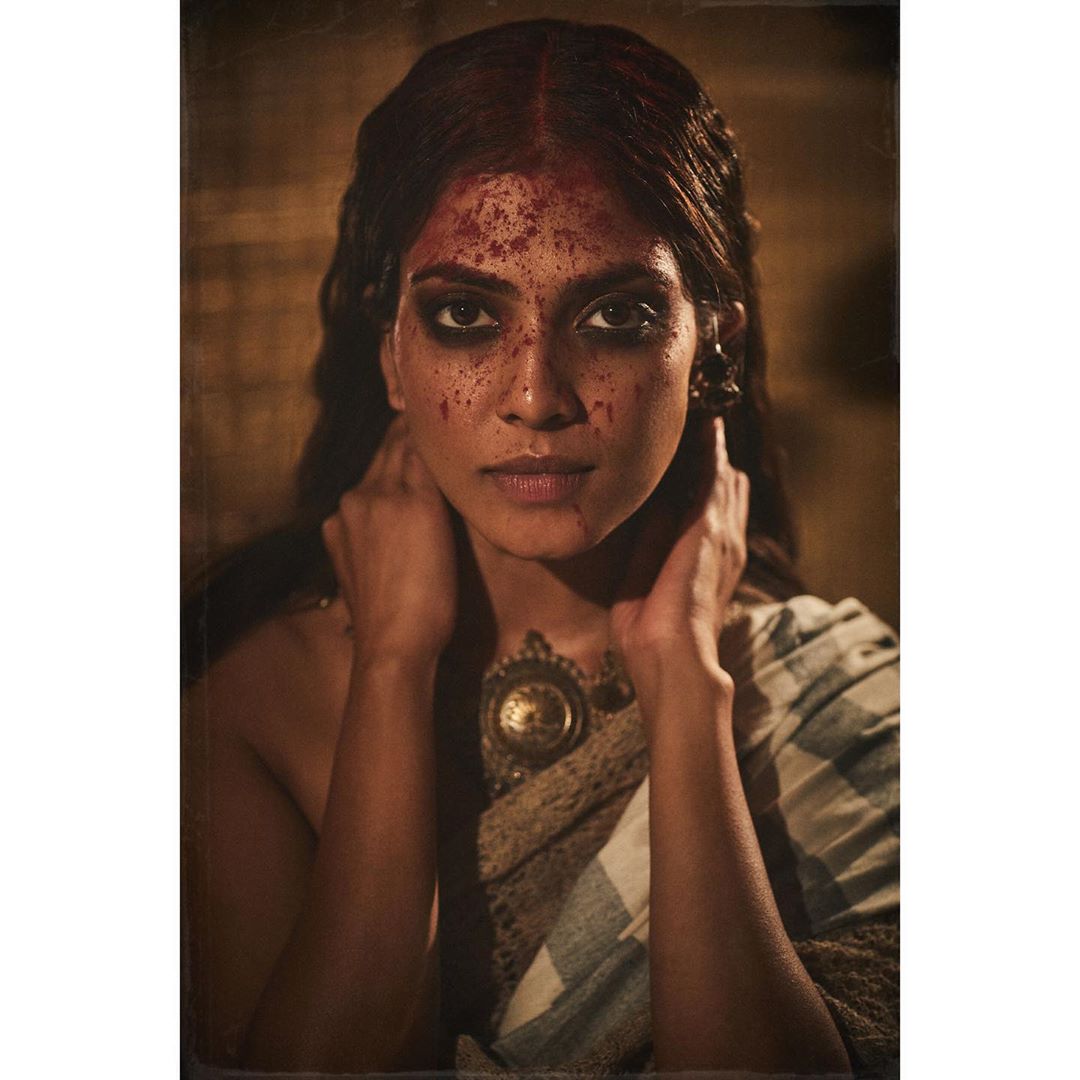 Malavika Mohanan Hot Pics in Saree