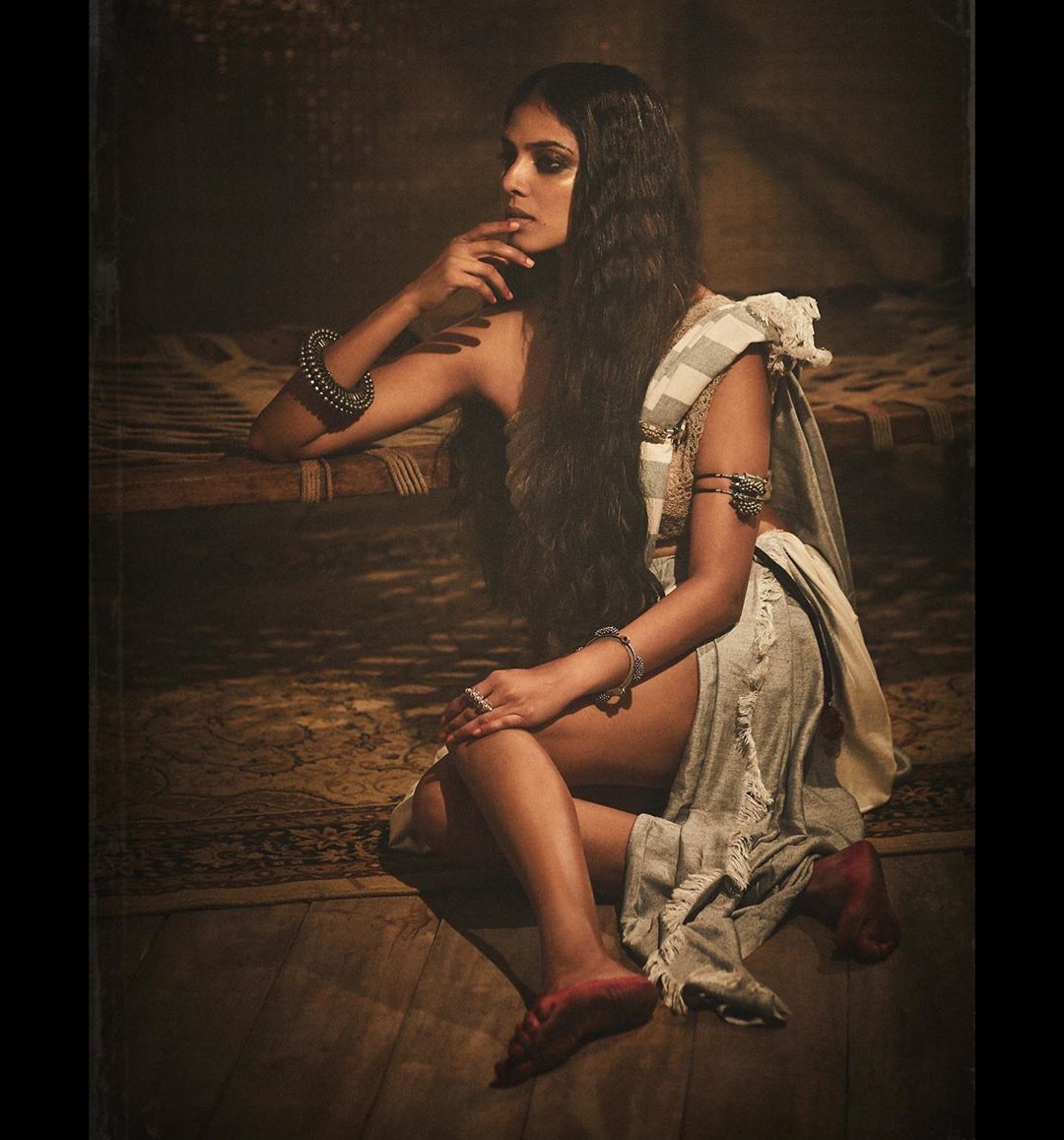 Malavika Mohanan Hot Pics in Saree