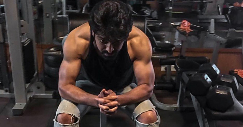 ఏంటి ఏకంగా టెన్ ప్యాక్సా?.. రిస్క్ చేస్తోన్న యంగ్ హీరో